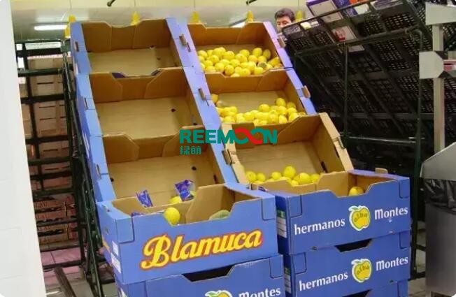 使水果陳列損失變小的陳列方式大盤點(diǎn)國內(nèi)的水果零售商，無論是面向大眾消費(fèi)者的超市，還是面向中高端消費(fèi)者的品牌水果店，大多都會(huì)在木質(zhì)貨架上展示包裝精美的水果。而國外一般選擇另一種方式，——紙箱陳列方式。為什么外國人更喜歡紙箱陳列？1.推廣自己的水果品牌我國水果的精制包裝是一種變相的去品