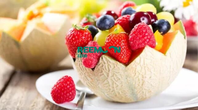 一條水果“通關(guān)”之路--從產(chǎn)地到餐桌（二）水果質(zhì)量上乘，甚至達(dá)到要求的完美，這只是完成了產(chǎn)品的過程。但從產(chǎn)品到商品的轉(zhuǎn)變才剛剛開始，如何保持日本農(nóng)產(chǎn)品的高商品率，除了工匠精神對待農(nóng)產(chǎn)品，農(nóng)產(chǎn)品的標(biāo)準(zhǔn)化分揀包裝工藝也是其立于不敗之地的法寶。從田地到果實(shí)選擇植物首先，農(nóng)民從果樹上摘水果，放在專