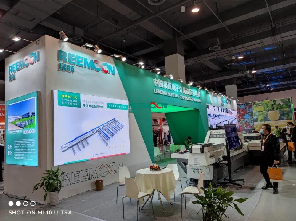 綠萌分選 讓您的水果好吃看得見綠萌出展2020萬果風(fēng)云第13屆亞洲果蔬博覽會時間：2020年11月23日—11月24日地點：上海跨國采購會展中心（光復(fù)西路2739號）A館A011江西綠萌科技控股有限公司是一家專注于果蔬采后分選處理的企業(yè)，公司自成立之日起，就致力于用科技及創(chuàng)新推動世界水果采后技術(shù)進步。經(jīng)過19年發(fā)展，