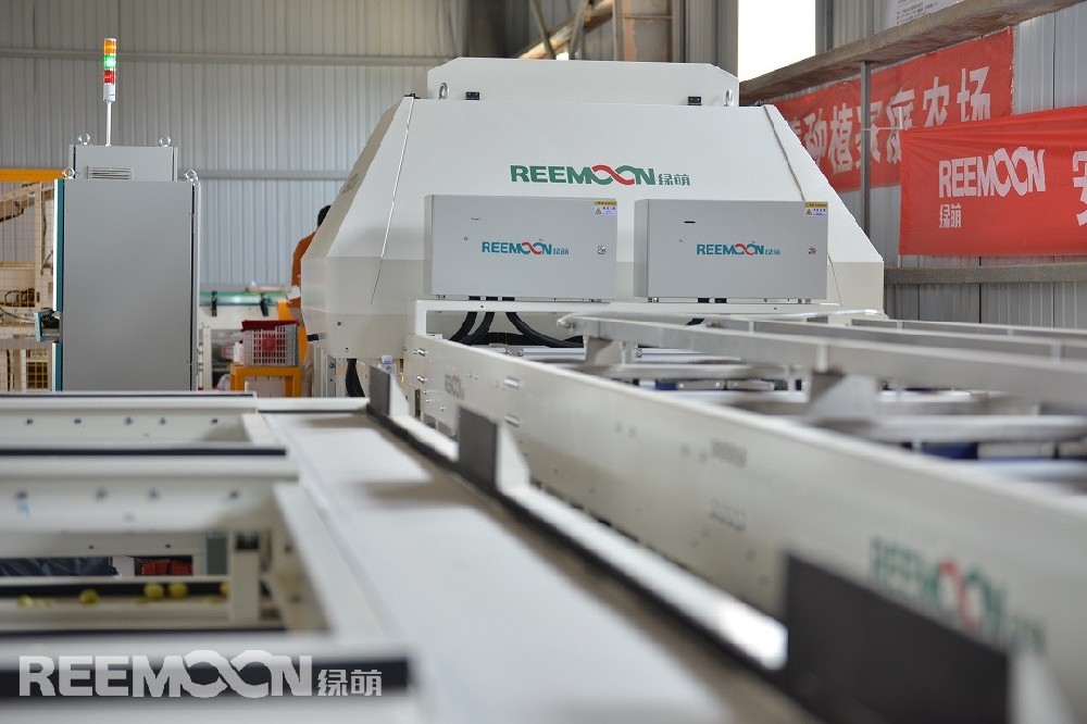 截止去年，大荔縣冬棗種植面積達(dá)42萬(wàn)畝，2019年產(chǎn)量突破50萬(wàn)噸，產(chǎn)值50億元，品牌價(jià)值44.94億元。再過(guò)一段時(shí)間，大荔冬棗將迎來(lái)全面豐碩的采摘期。大荔縣新禧冬棗專業(yè)合作社（以下簡(jiǎn)稱“新禧”）從2016年成立以來(lái)，吸引帶動(dòng)周邊農(nóng)民的上萬(wàn)畝冬棗加入到合作社。冬棗銷售進(jìn)入旺季時(shí)，每天大約要出貨5萬(wàn)斤