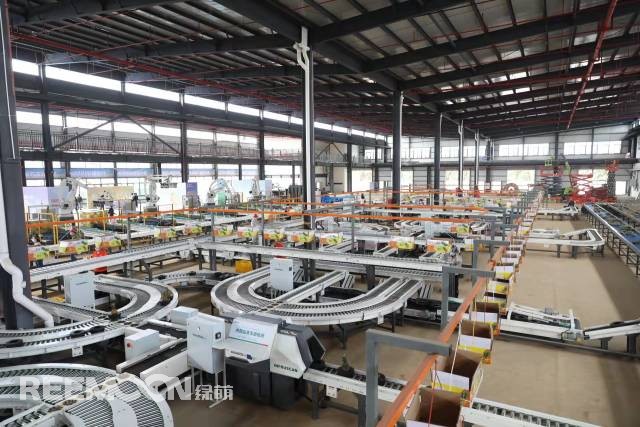 “泡澡”“桑拿”“體檢”......在廣東省湛江市徐聞縣的菠蘿產(chǎn)地運(yùn)營(yíng)中心，一顆顆菠蘿經(jīng)過(guò)眾多環(huán)節(jié)后到達(dá)消費(fèi)者手中。3月10日，2022廣東“菠蘿的海”百千田頭直播開(kāi)鑼暨全球采購(gòu)商大會(huì)在徐聞舉行。活動(dòng)現(xiàn)場(chǎng)，來(lái)自江西綠萌科技控股有限公司（簡(jiǎn)稱(chēng)“江西綠萌”）的一條菠蘿智能化分選線引得不少人駐足。在參觀完菠蘿智能化分選