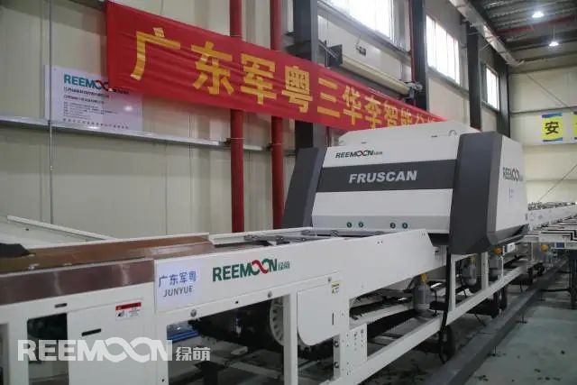 明亮的廠房里，一箱箱新鮮采摘，裹著晨露、鮮艷欲滴的錢排李被送上分選線。經過紅外線高速拍攝的無損檢測，內部AI智能分揀，自動稱重計量后按質量等級不同分為大小果包裝，運往對應的供應商。廣東軍粵三華李智能分選供應鏈中心這里是廣東軍粵信宜市銀妃李供應鏈中心，坐落在云茂高速入口處。剛一過收費站，一棟四方的黃色廠