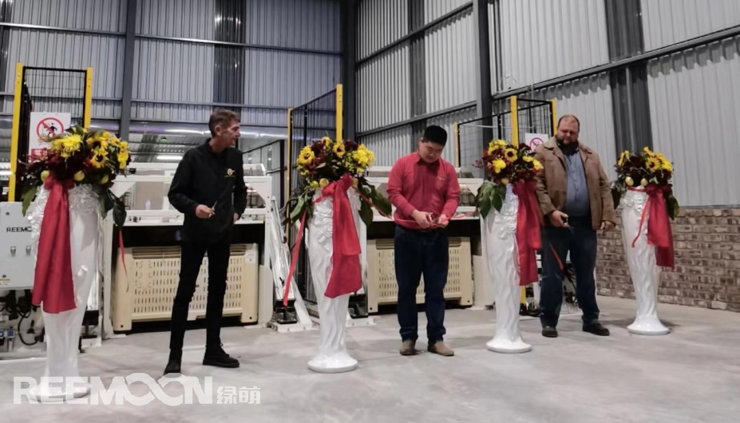 1655976320254827.png 由金豹果業基地的管理團隊進行剪彩禮:【從左往右:內維爾·史密斯(Neville Smith)、蔣亦姜(Ken Jiang)、皮爾尼夫·施密特(Pierneef Smit)】.png