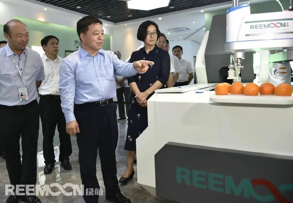 9月29日下午，江西省省長葉建春蒞臨綠萌公司調研指導工作，省委副書記、贛州市委書記吳忠瓊陪同調研。中科微至董事長、中科院微電子所智能制造中心主任李功燕，江西綠萌公司董事長朱壹向省長一行作了詳細匯報。葉建春省長深入了解綠萌公司創立發展歷程、核心技術研發及全球市場布局等情況。在得知綠萌果蔬分揀裝備出口近30個