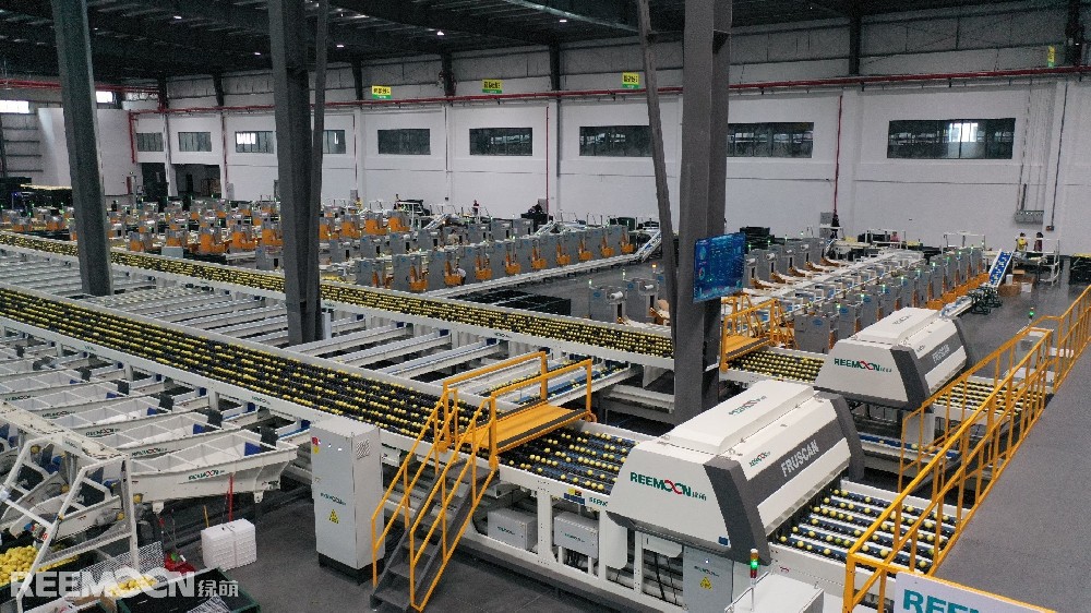 根據(jù)中國連鎖經(jīng)營協(xié)會發(fā)布的《2022新茶飲研究報告》數(shù)據(jù)顯示，截至2022年底全國共開設48.6萬家新茶飲門店，其中門店數(shù)量最多的是蜜雪冰城，連鎖門店數(shù)量達到2.2萬家。蜜雪冰城是新茶飲品牌中唯一一家達萬店級別的品牌，招牌檸檬水2022年更是達到了年銷售7.5億杯的戰(zhàn)績，平均一天能賣200萬杯。新鮮檸檬現(xiàn)切現(xiàn)搗，蜜雪冰城如何