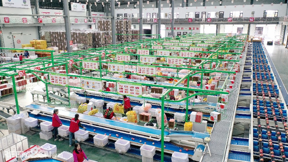 東方甄選自2021年12月誕生以來，憑借“知識帶貨”“雙語直播”與傳統(tǒng)的“激情嘶吼式帶貨”形成鮮明對比，迅速成為農(nóng)產(chǎn)品帶貨界一股清流。除了“直播帶貨”外，東方甄選也通過“自營+農(nóng)產(chǎn)品”的路線運營起了同名自營品牌——“東方甄選”。為了打造核心競爭力，東方甄選嚴格挑選優(yōu)質(zhì)供應商，用優(yōu)質(zhì)的產(chǎn)品品質(zhì)和差異化的自營品