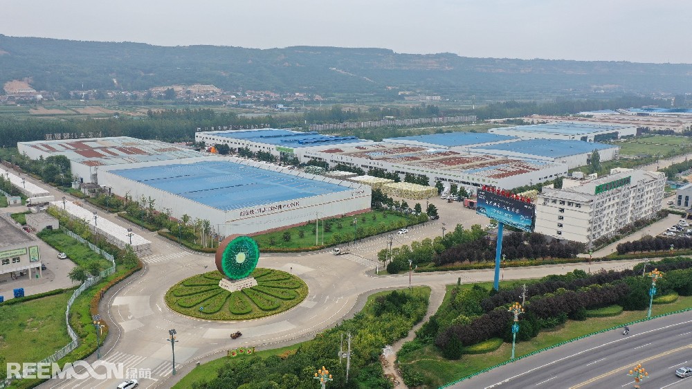 瓜果飄香季，豐收喜悅時。獼猴桃成熟采摘季節(jié)，田間地頭，連綿的果樹一眼望不到邊界，一棵棵獼猴桃枝繁葉茂，交相掩映，濃綠葉片下飽滿圓潤的獼猴桃掛滿枝頭，團團簇簇，清香怡人，負責采摘的工人穿梭其間，濃郁的果香縈繞心頭，讓人垂涎欲滴。這里就是陜西眉縣，獼猴桃的最佳優(yōu)生區(qū)之一。眉縣南依秦嶺，北跨渭河，氣候溫和